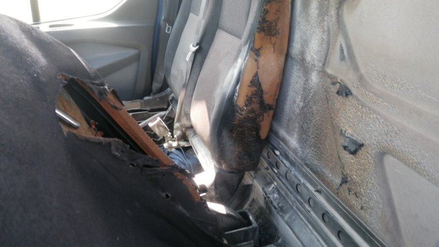 Servisteki Kargo Aracı Hareket Halindeyken Alev Aldı, Sürücü Kendini Dışarı Atarak Kurtuldu