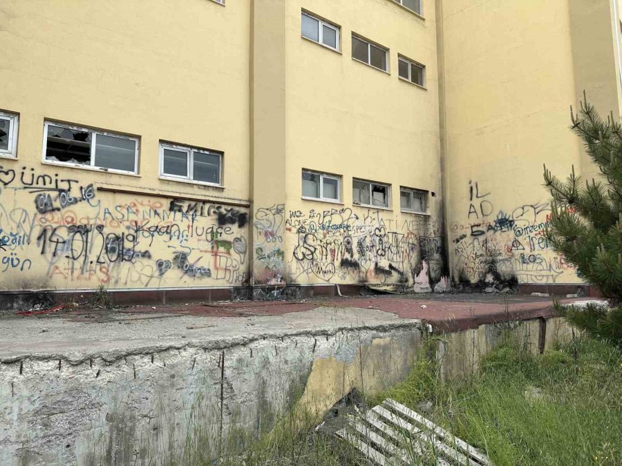 Kullanılmayan Avm Harabeye Döndü