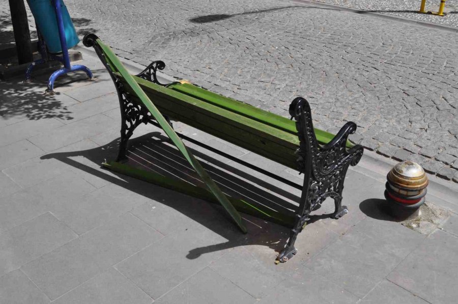 Kaldırımdaki Banklar Vandalların Hedefi Oldu