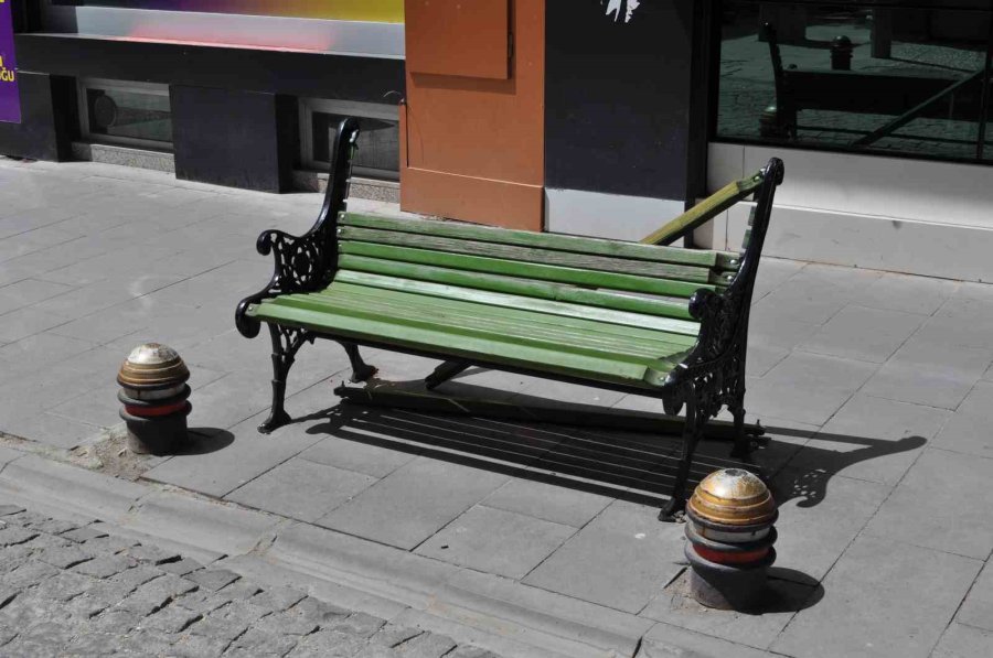 Kaldırımdaki Banklar Vandalların Hedefi Oldu