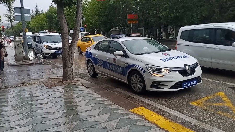 Aniden Caddeye Fırlayan Çocuğa Araba Çarptı