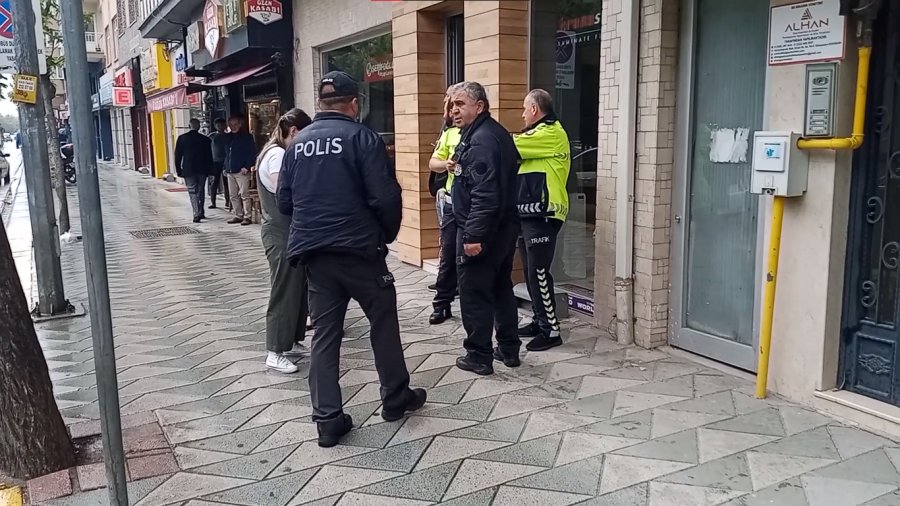 Aniden Caddeye Fırlayan Çocuğa Araba Çarptı