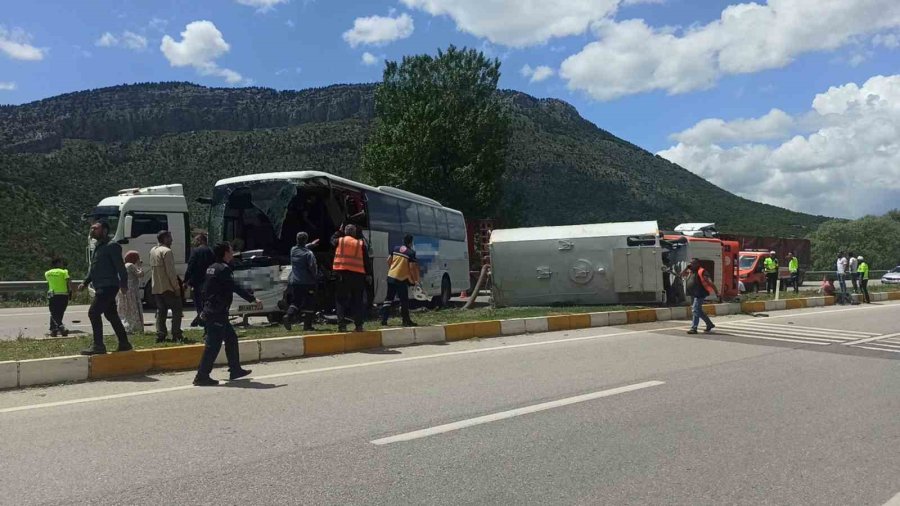 Konya’da Yolcu Otobüsü İle Temizlik Aracı Çapıştı: 1 Ölü Ve Yaralılar Var
