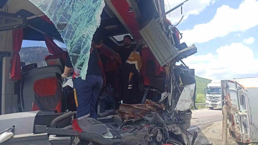Konya’da Yolcu Otobüsü İle Temizlik Aracı Çarpıştı: 1 Ölü, 15 Yaralı