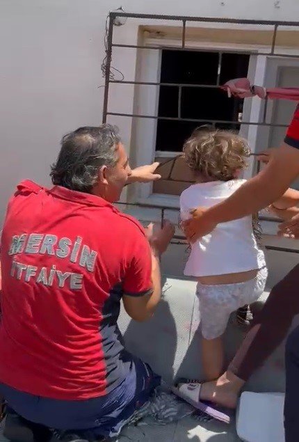 Kafası Pencere Demirine Sıkışan Çocuğu İtfaiye Kurtardı