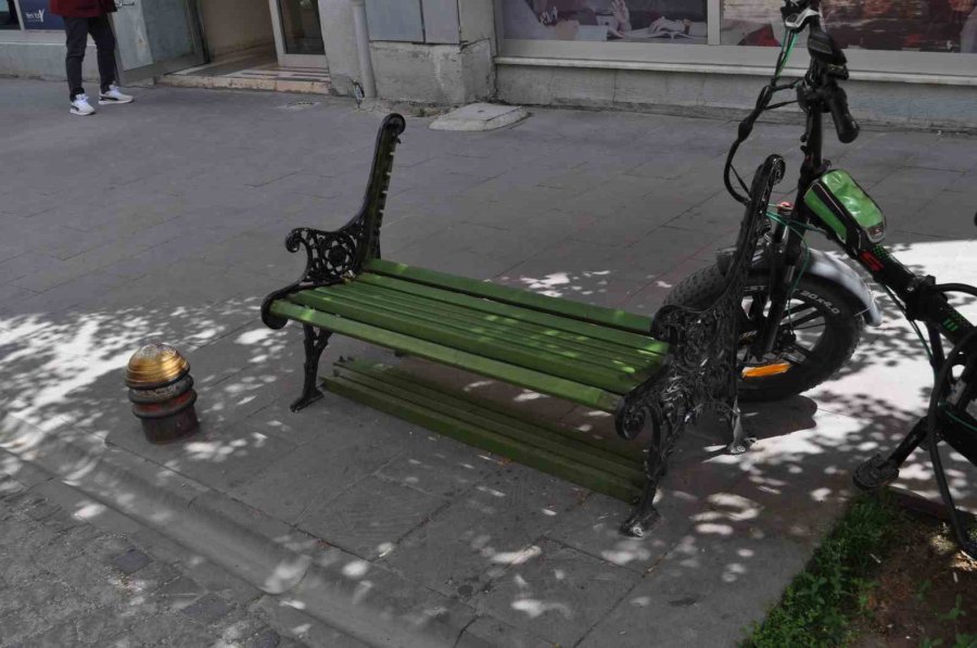 Kaldırımdaki Banklar Vandalların Hedefi Oldu