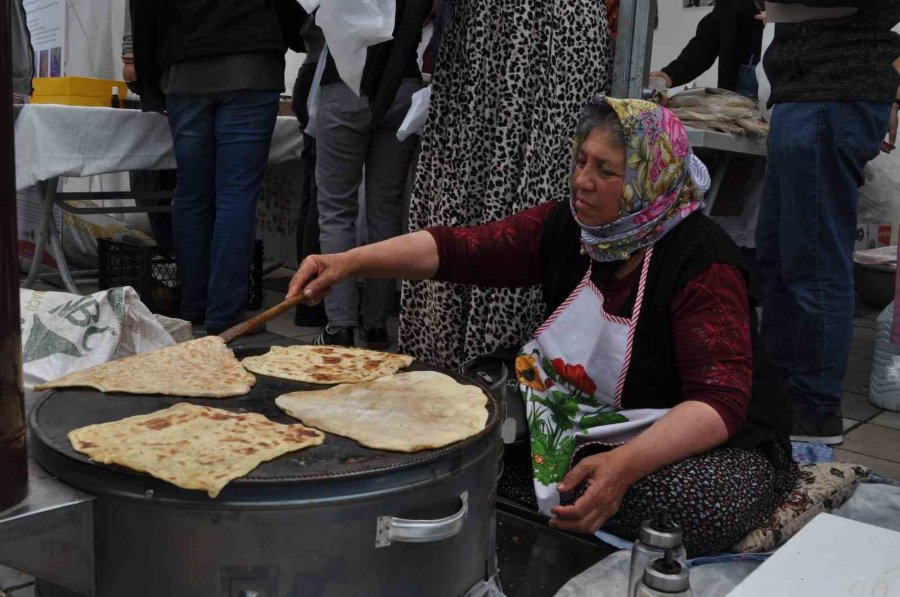 Vilayet Meydanı’nda Gözleme Yaptılar