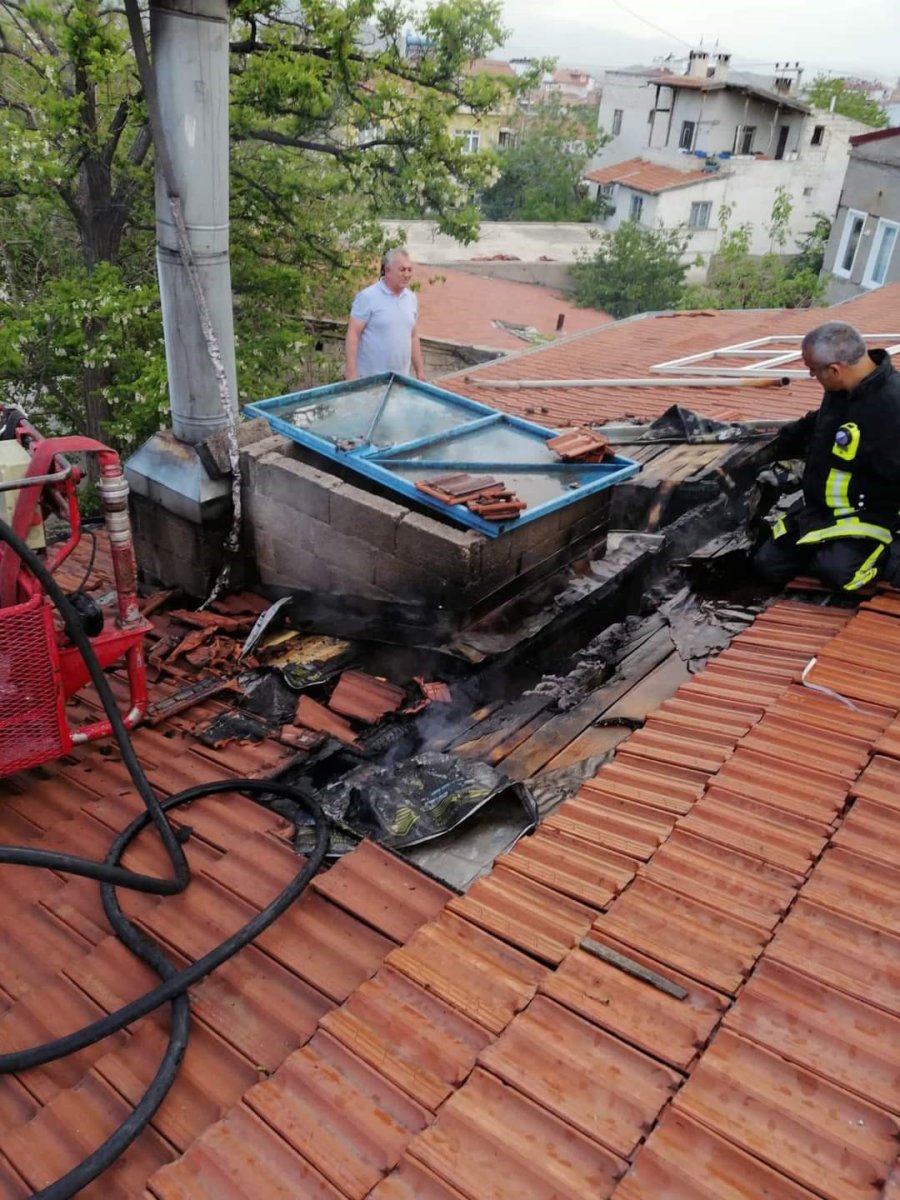 Çatı Yangını Büyümeden Söndürüldü