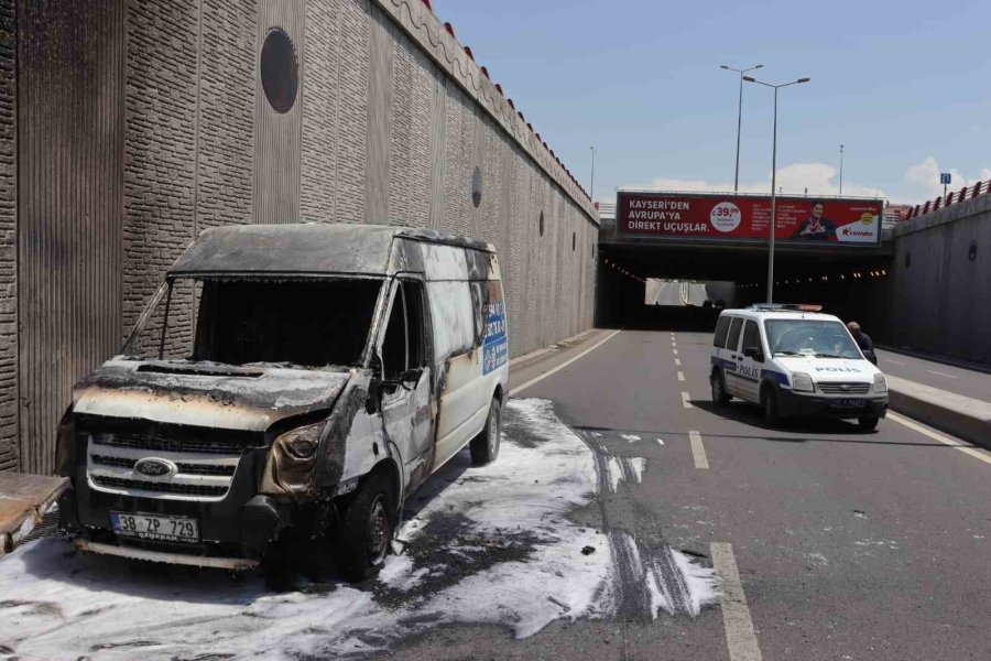 Seyir Halindeki Kamyonet Cayır Cayır Yandı