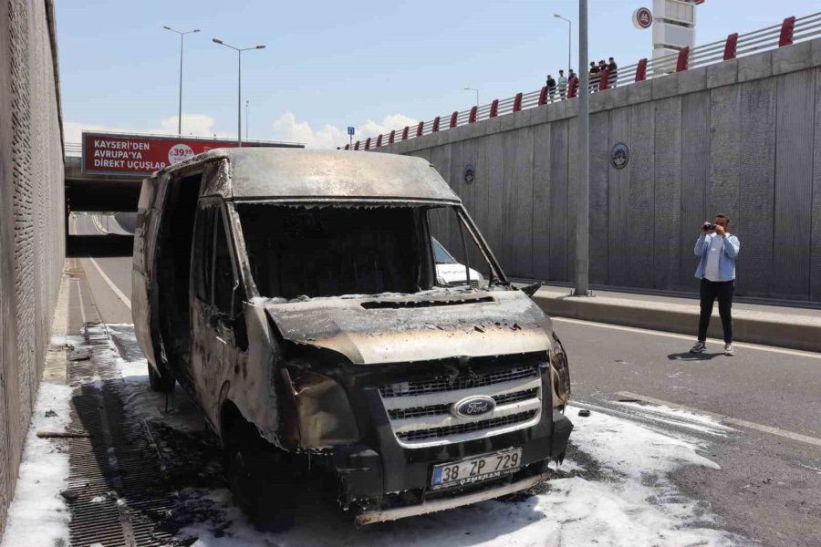 Seyir Halindeki Kamyonet Cayır Cayır Yandı