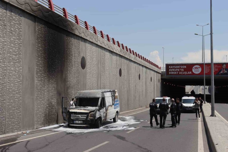 Seyir Halindeki Kamyonet Cayır Cayır Yandı