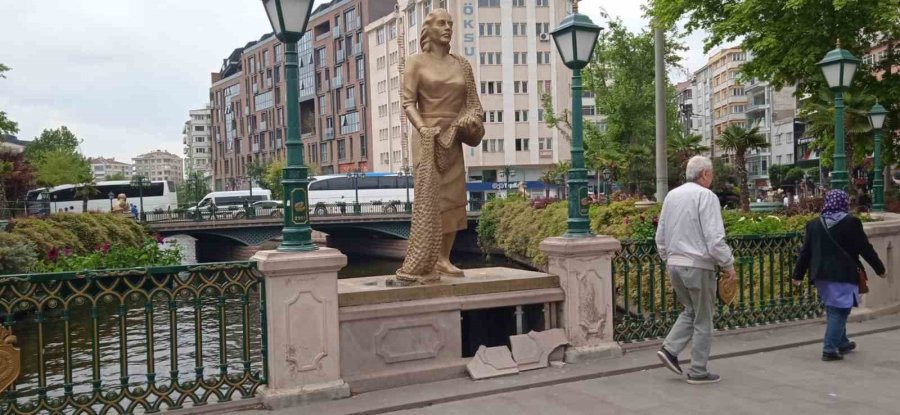 Köprübaşı’nda Heykelin Duvarı Vandalların Hedefi Oldu