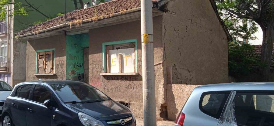 Virane Evler Vatandaşları Tedirgin Ediyor