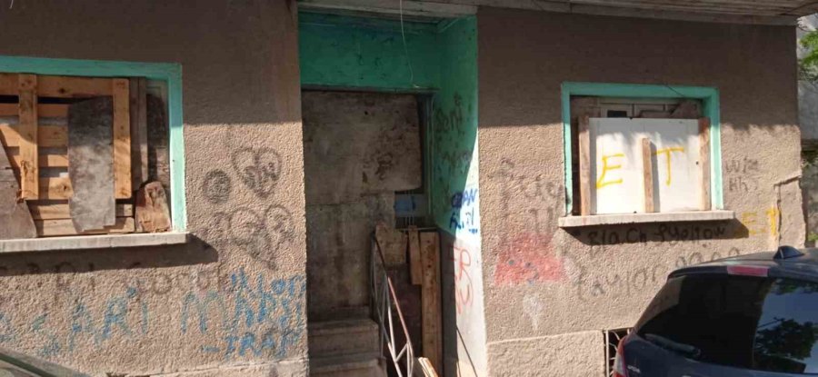 Virane Evler Vatandaşları Tedirgin Ediyor