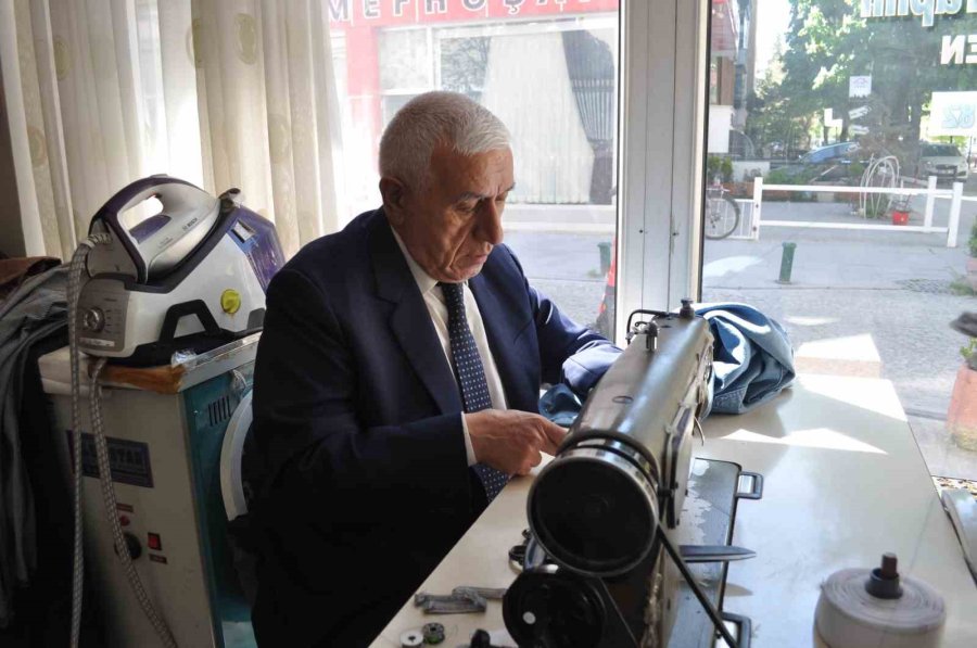 50 Senedir Takım Elbiseyle Dükkânına Gidiyor