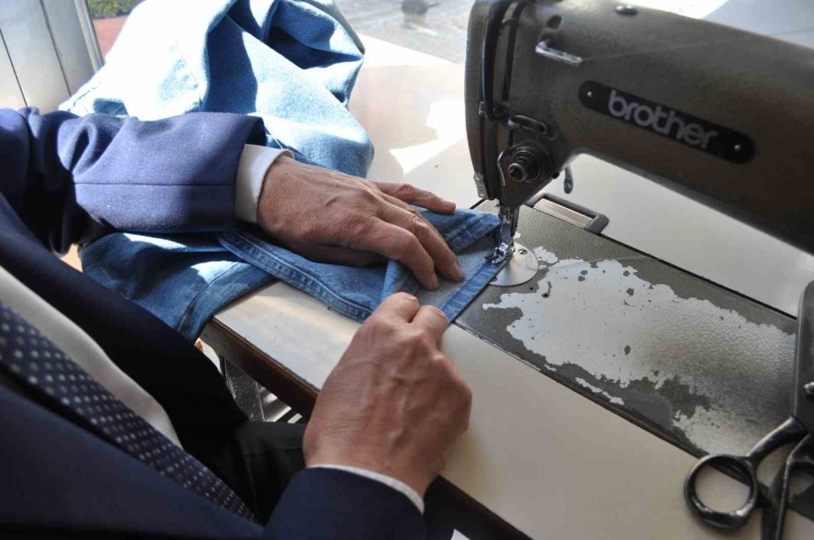 50 Senedir Takım Elbiseyle Dükkânına Gidiyor