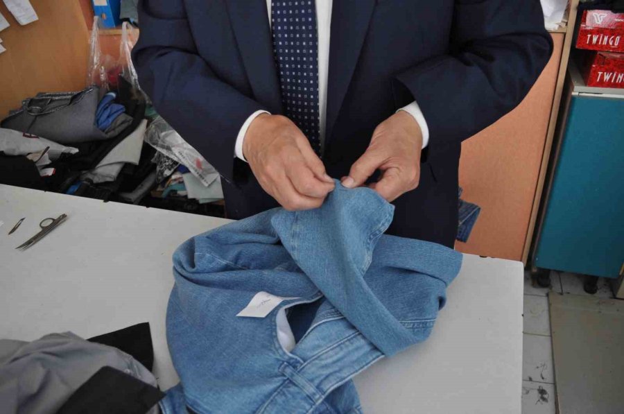 50 Senedir Takım Elbiseyle Dükkânına Gidiyor