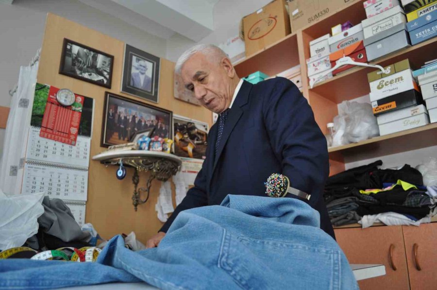 50 Senedir Takım Elbiseyle Dükkânına Gidiyor