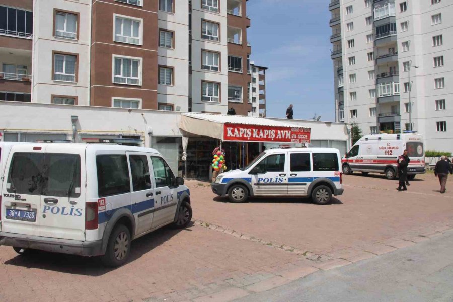 Çocuğunu Kurtarmak İsteyen Anne Kucağındaki Çocuğu İle 13. Kattan Düştü: 3 Ölü