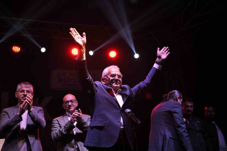 Büyükşehir’in Ahmet Şafak Gençlik Konserine Yoğun İlgi
