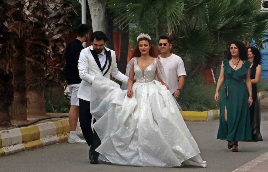 Düğünleri Seçimle Çakışınca Gelinlik Ve Damatlıkla Oy Kullanmaya Geldiler