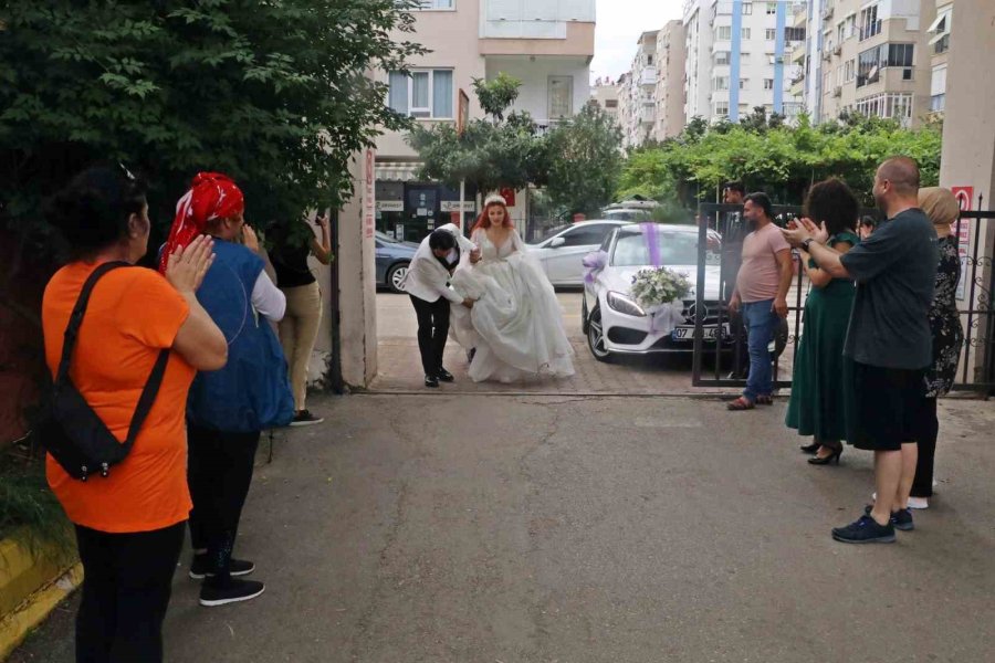 Düğünleri Seçimle Çakışınca Gelinlik Ve Damatlıkla Oy Kullanmaya Geldiler