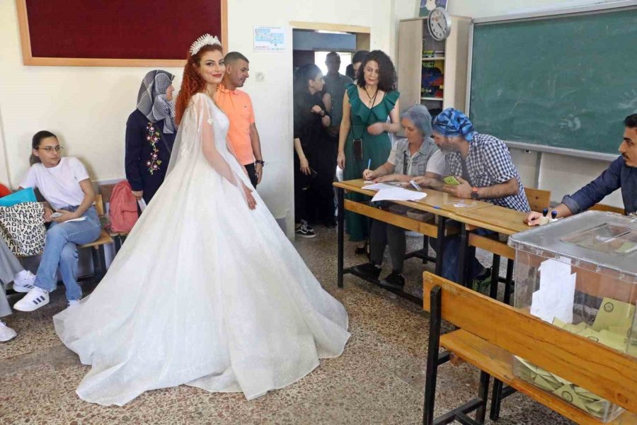 Düğünleri Seçimle Çakışınca Gelinlik Ve Damatlıkla Oy Kullanmaya Geldiler