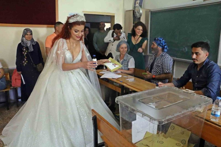 Düğünleri Seçimle Çakışınca Gelinlik Ve Damatlıkla Oy Kullanmaya Geldiler