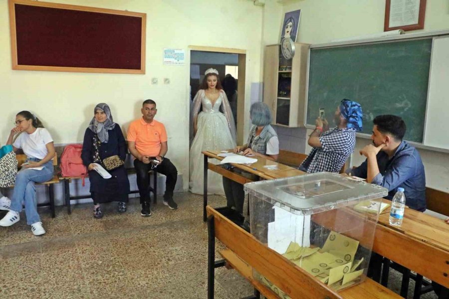 Düğünleri Seçimle Çakışınca Gelinlik Ve Damatlıkla Oy Kullanmaya Geldiler