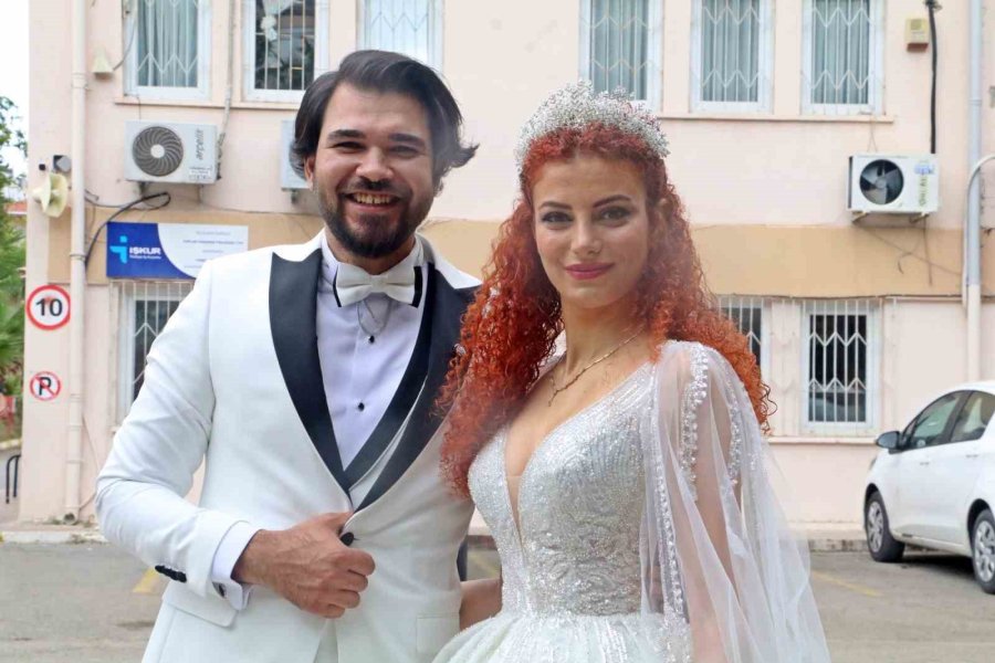 Düğünleri Seçimle Çakışınca Gelinlik Ve Damatlıkla Oy Kullanmaya Geldiler