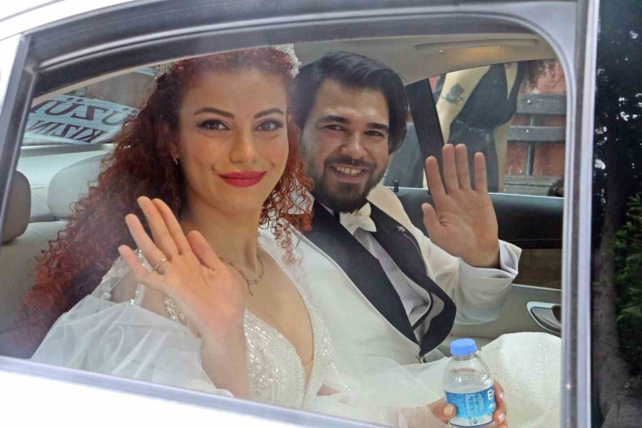 Düğünleri Seçimle Çakışınca Gelinlik Ve Damatlıkla Oy Kullanmaya Geldiler