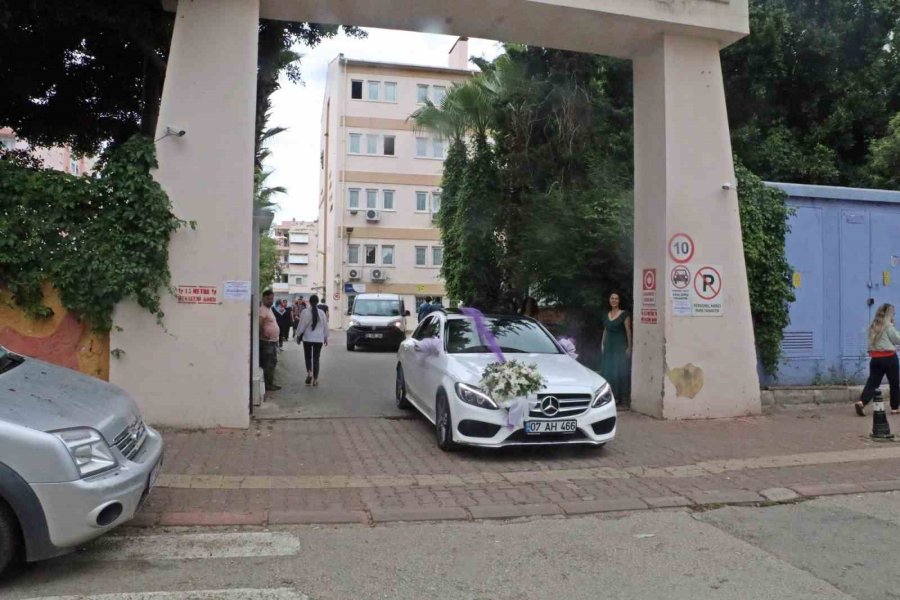 Düğünleri Seçimle Çakışınca Gelinlik Ve Damatlıkla Oy Kullanmaya Geldiler