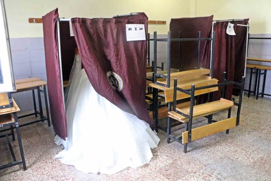 Düğünleri Seçimle Çakışınca Gelinlik Ve Damatlıkla Oy Kullanmaya Geldiler