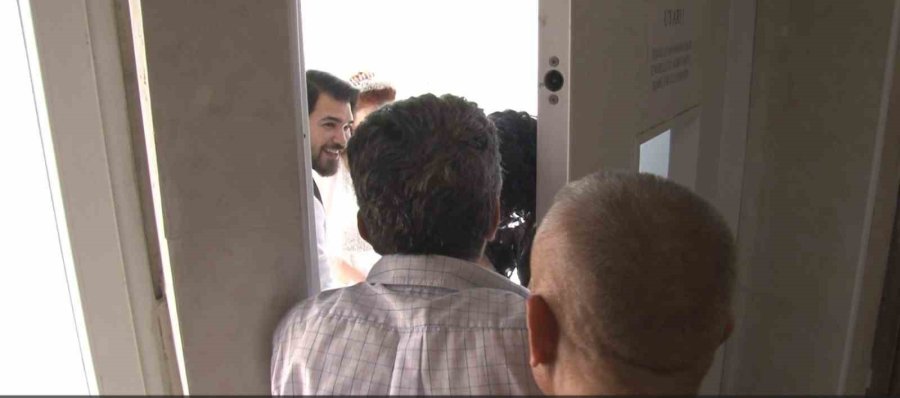 Düğünleri Seçimle Çakışınca Gelinlik Ve Damatlıkla Oy Kullanmaya Geldiler