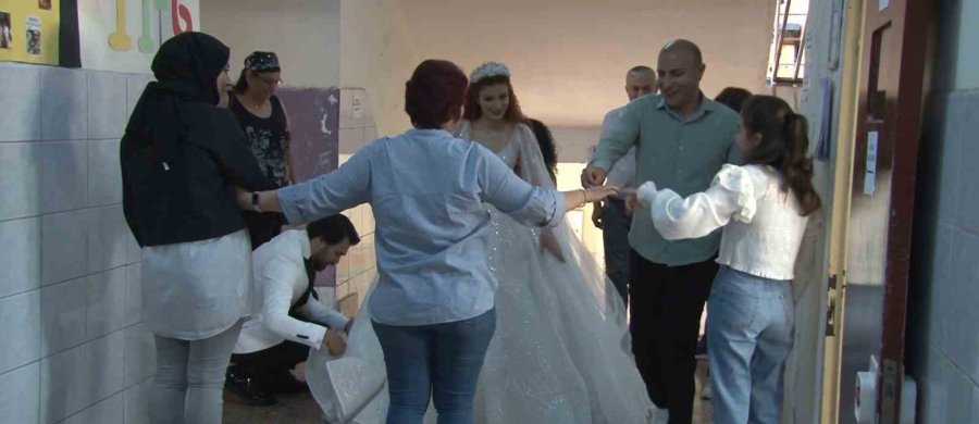 Düğünleri Seçimle Çakışınca Gelinlik Ve Damatlıkla Oy Kullanmaya Geldiler