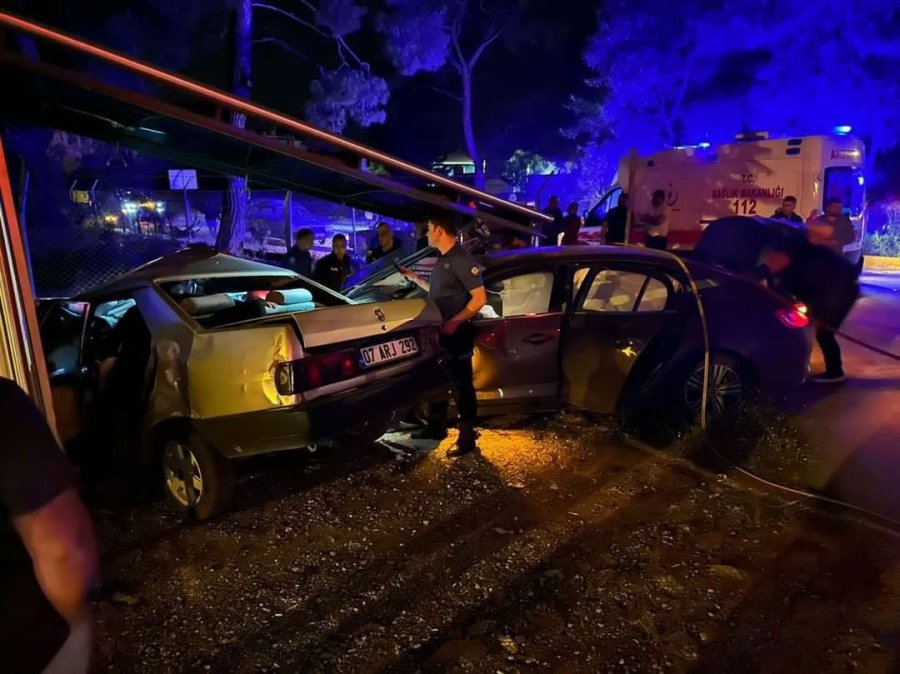 İki Otomobilin Çarpıştığı Kazada 2 Kişi Hayatını Kaybetti