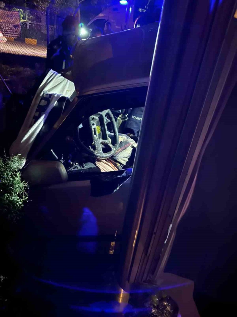 İki Otomobilin Çarpıştığı Kazada 2 Kişi Hayatını Kaybetti