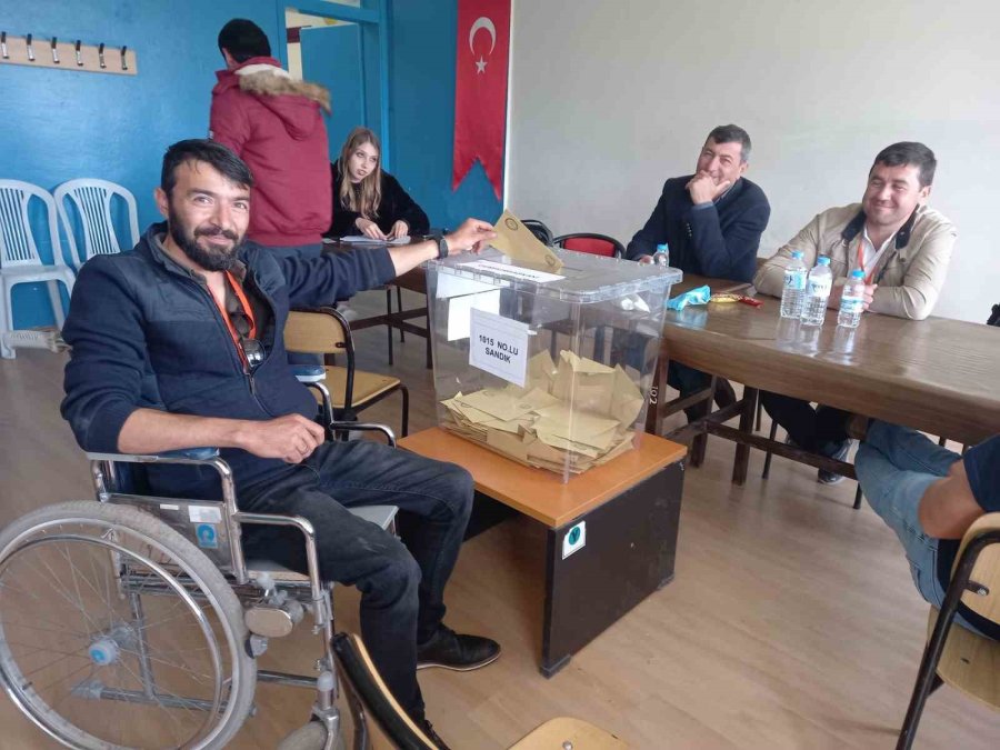 Tekerlekli Sandalye İle Sandık Başına Geldi