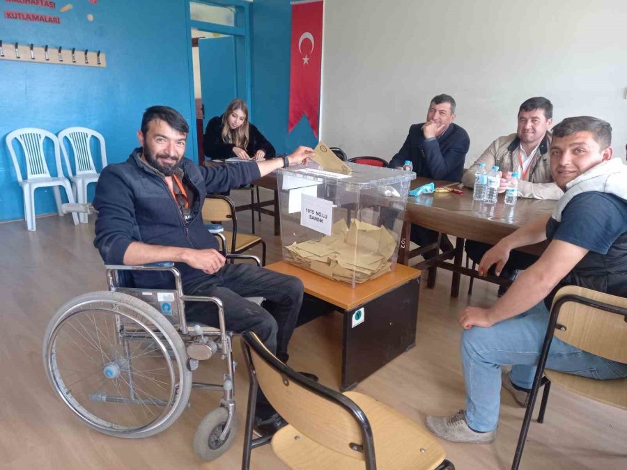 Tekerlekli Sandalye İle Sandık Başına Geldi