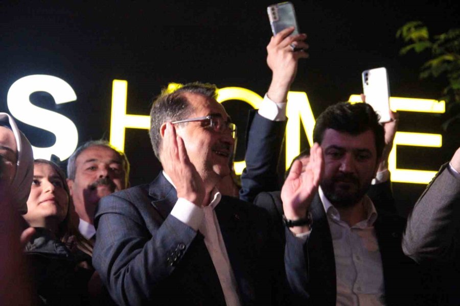 Binlerce Kişi Ak Parti Eskişehir İl Başkanlığı Önünde Zafer Kutlaması Yaptı