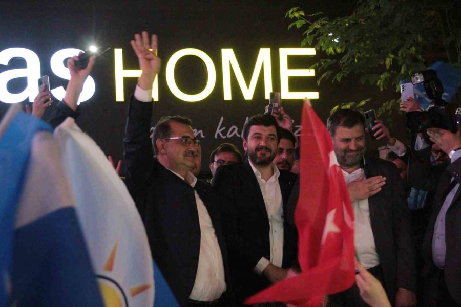 Binlerce Kişi Ak Parti Eskişehir İl Başkanlığı Önünde Zafer Kutlaması Yaptı