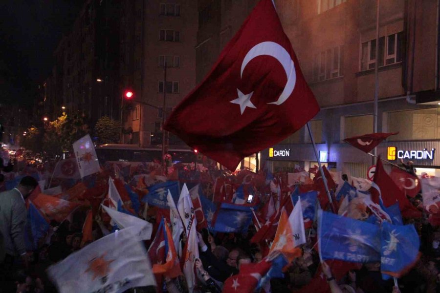 Binlerce Kişi Ak Parti Eskişehir İl Başkanlığı Önünde Zafer Kutlaması Yaptı