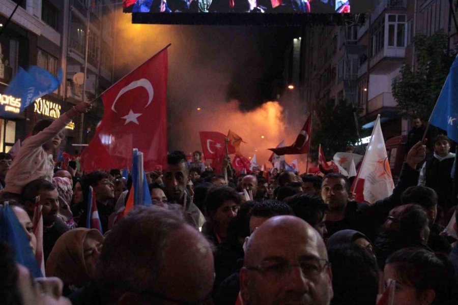 Binlerce Kişi Ak Parti Eskişehir İl Başkanlığı Önünde Zafer Kutlaması Yaptı