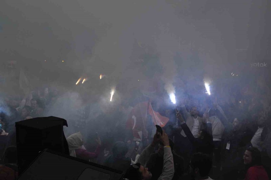 Binlerce Kişi Ak Parti Eskişehir İl Başkanlığı Önünde Zafer Kutlaması Yaptı