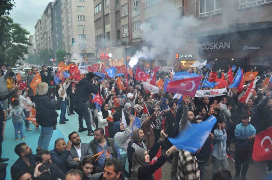 Binlerce Kişi Ak Parti Eskişehir İl Başkanlığı Önünde Zafer Kutlaması Yaptı