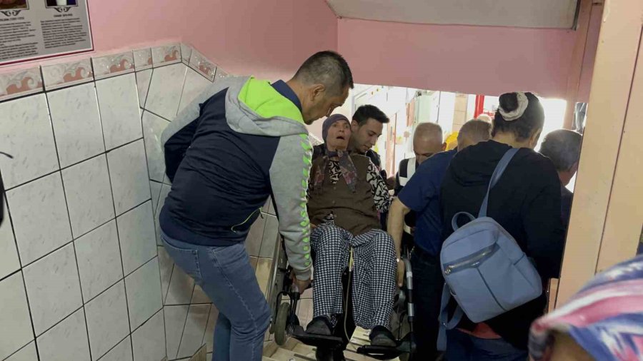 Oy Kullanmaya Gelen Parkinson Hastasına Polisler Yardım Etti