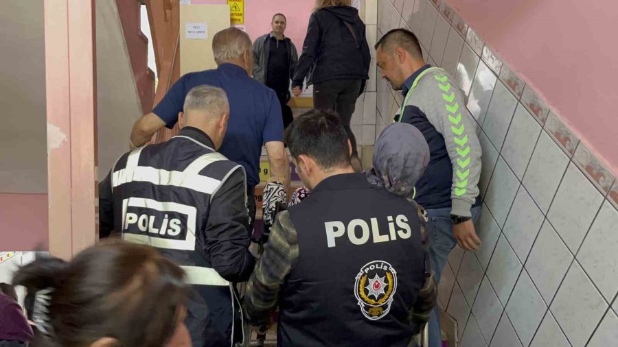 Oy Kullanmaya Gelen Parkinson Hastasına Polisler Yardım Etti