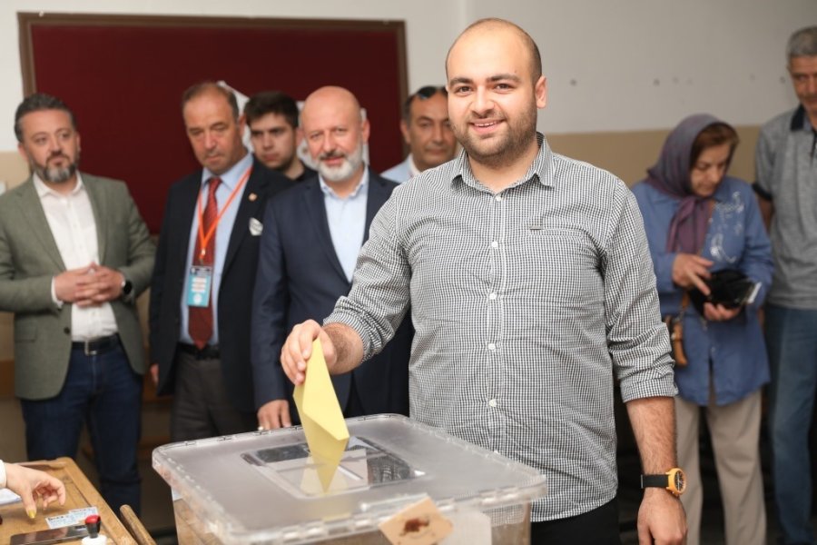 Başkan Çolakbayrakdar, Ailesiyle Birlikte Oy Kullandı