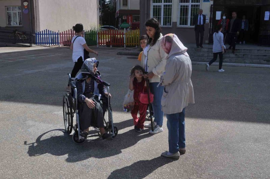 92 Yaşındaki Zehra Teyze Tekerlekli Sandalye İle De Olsa Oyunu Kullandı