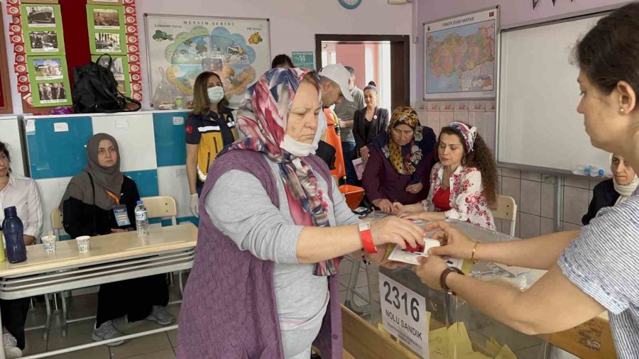 Tedavi Gördüğü Hastaneden Ambulansla Oy Kullanmaya Geldi